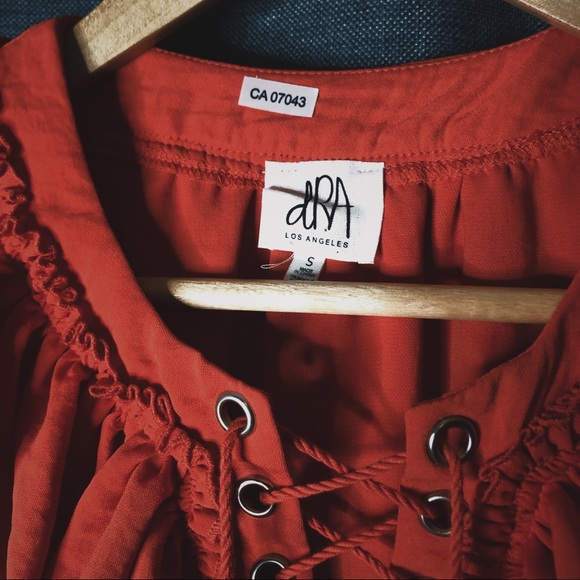 💥24 HR CLEAR-OUT💥 DRA Ruffle Top - Picture 3 of 4